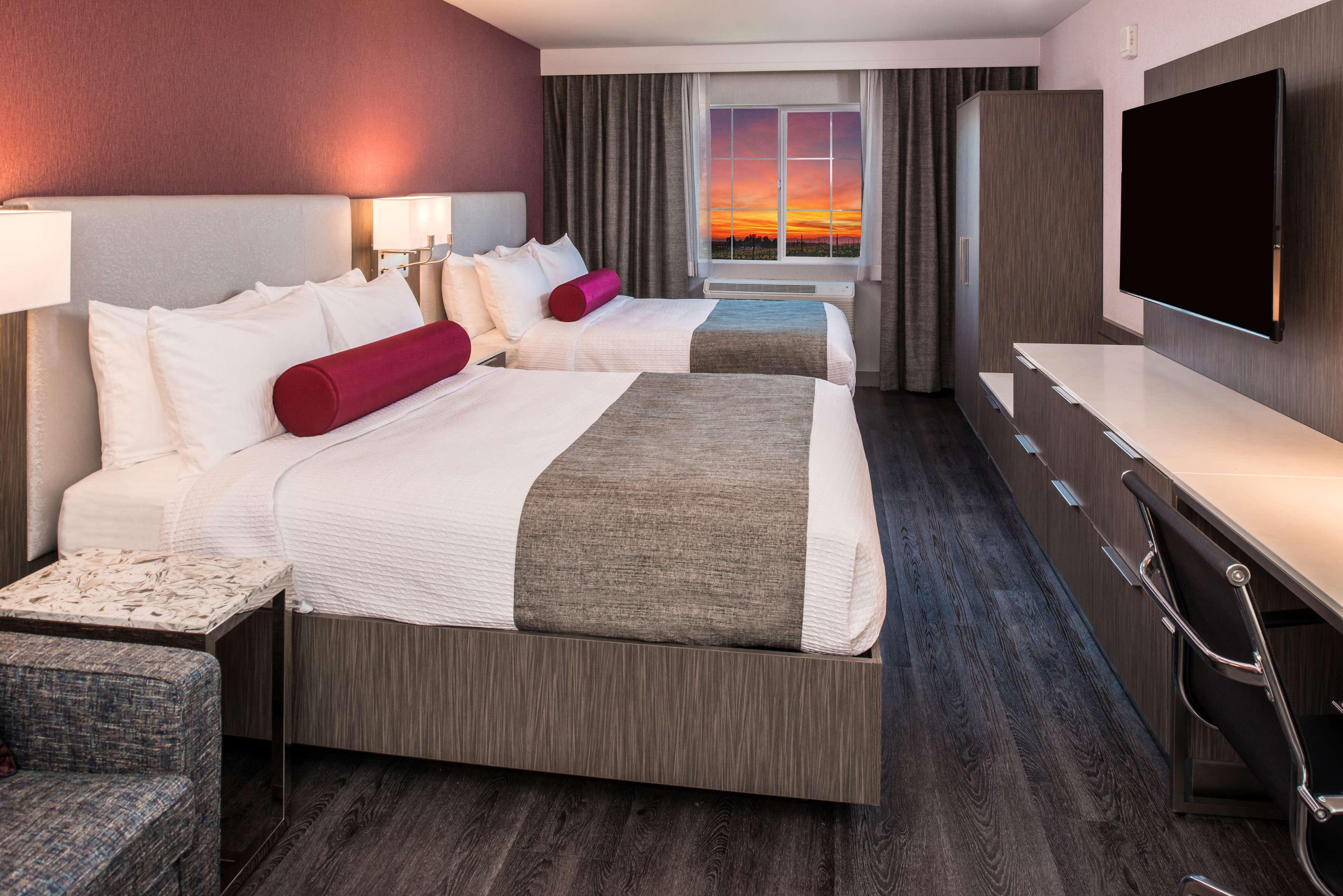 Western Wine Country & Hotel