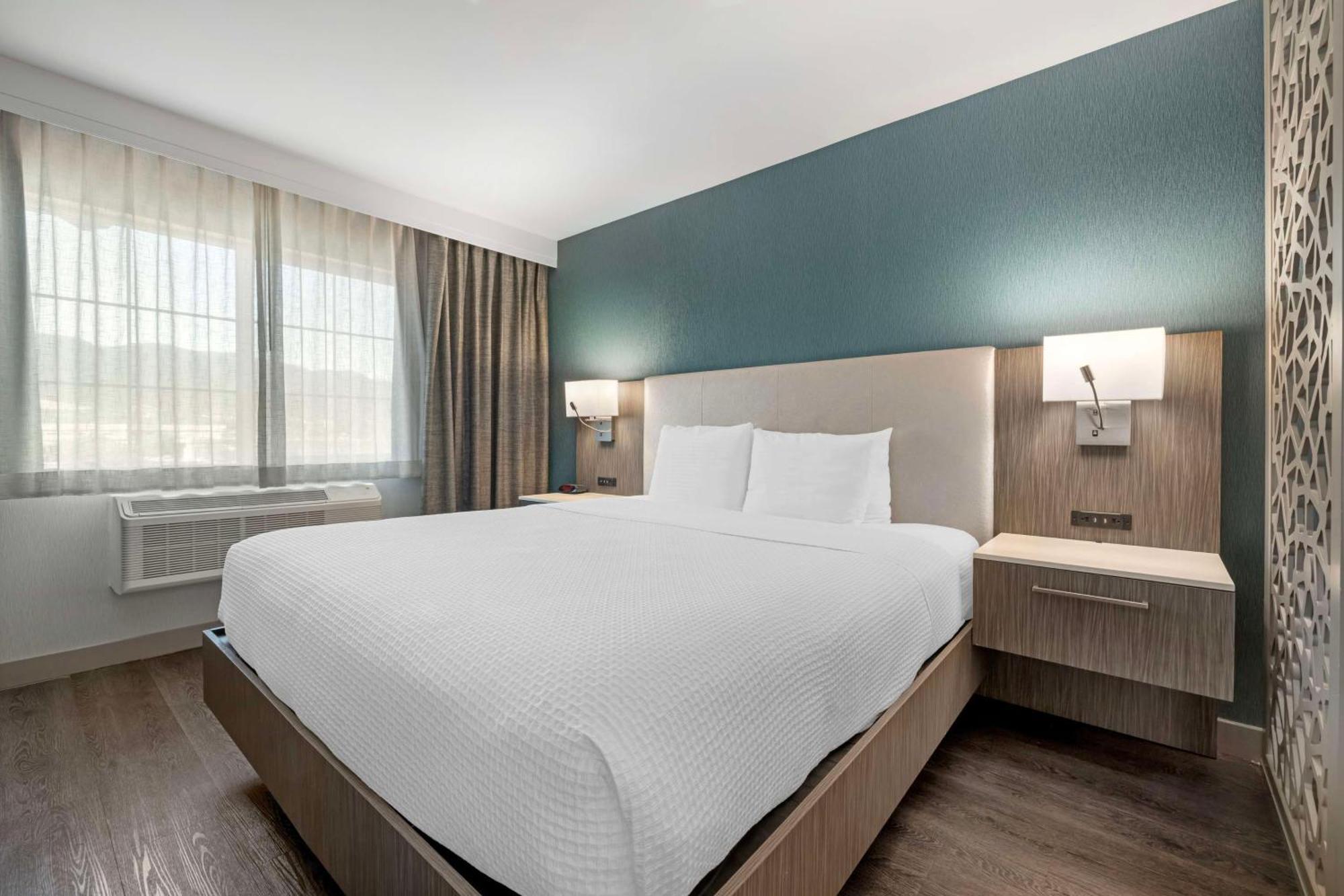 Western Wine Country & Hotel